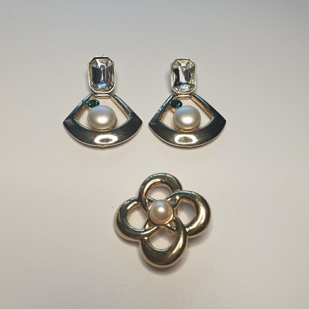 Vintage gold tone earrings and Brooch set